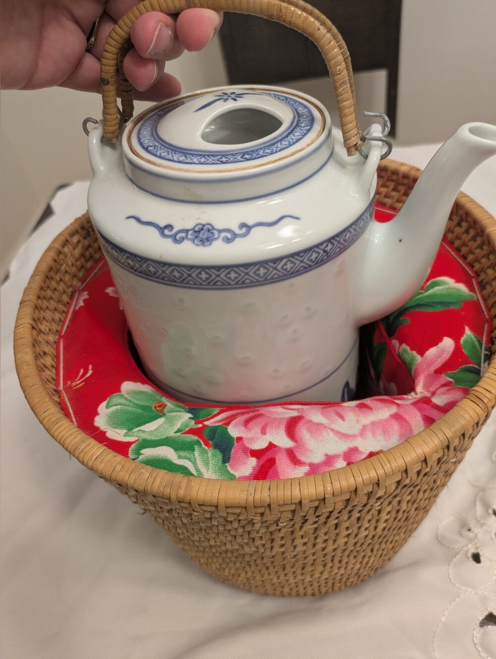 Rice Eye Teapot with Lid and Handles in Blue and White - Incl. Carrying Basket